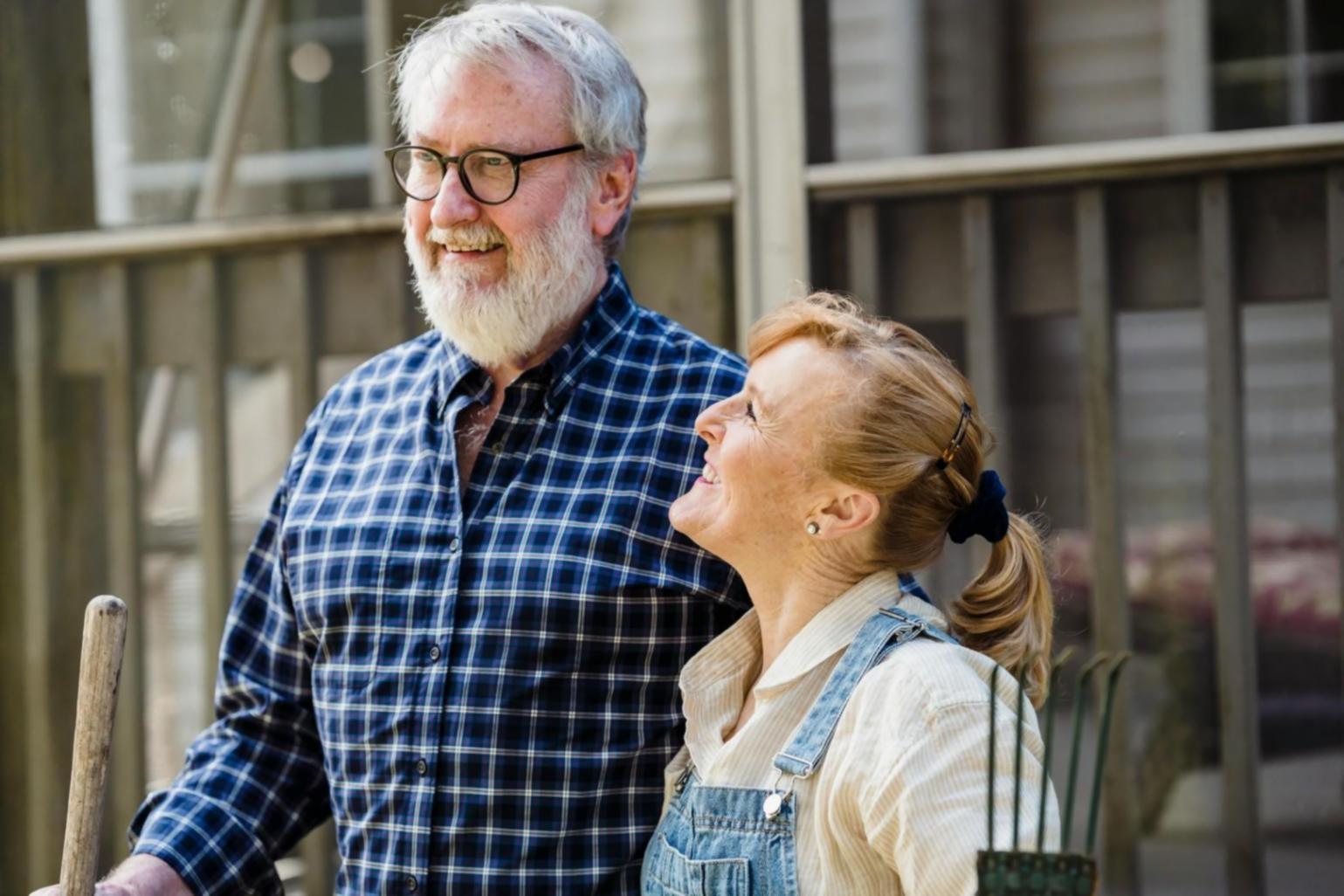 Famiglia che dialoga in un ambiente sereno durante una sessione di mediazione